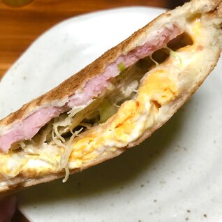 キャベツのハムチーズホットサンド